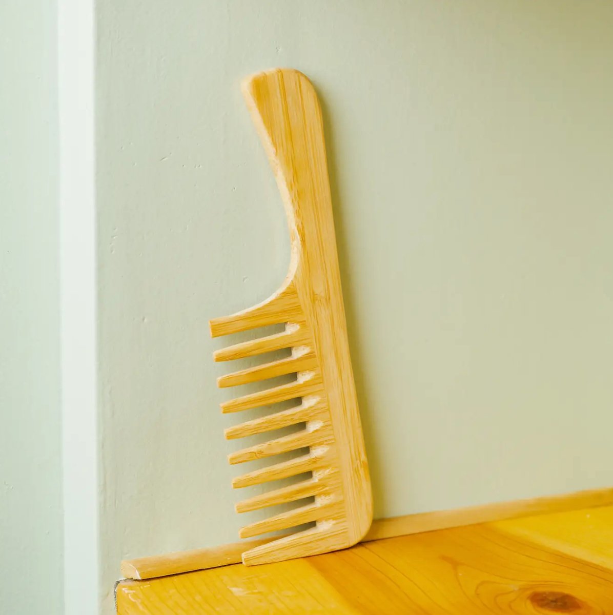 Bamboo Wide Tooth Comb with Handle | Flat Tips